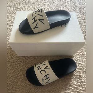 Kids Givenchy Slides! Great and comfortable buy !